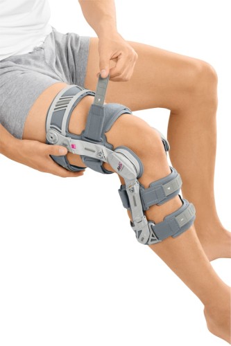Регулируемый жесткий коленный ортез для лечения остеоартроза M.4s OA comfort фото 9